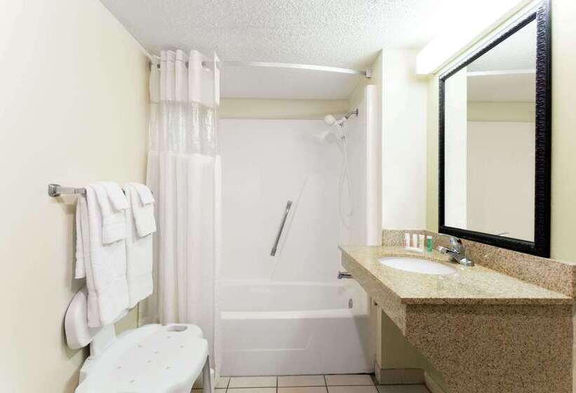 Отель Howard Johnson By Wyndham Tallahassee