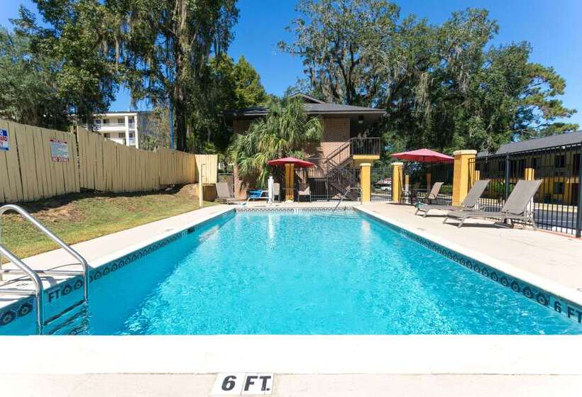 Отель Howard Johnson By Wyndham Tallahassee