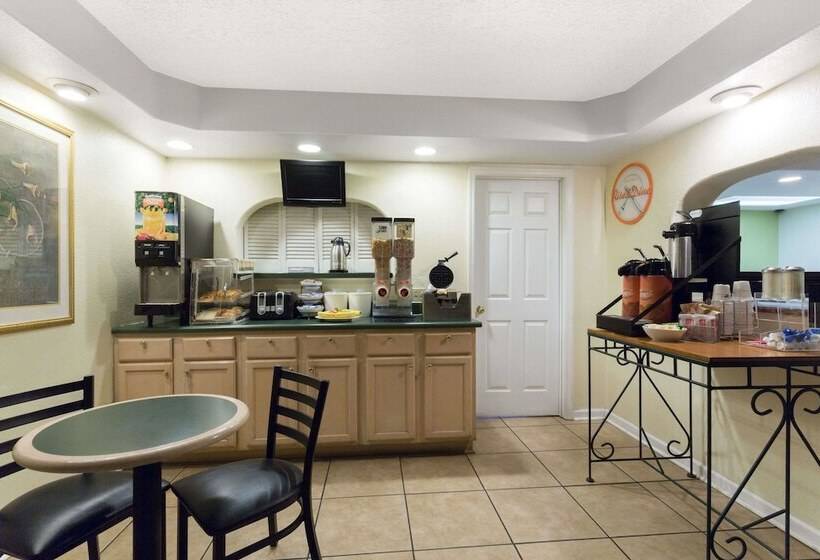 בית מלון כפרי Howard Johnson By Wyndham Tallahassee