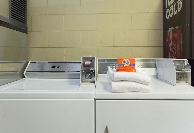 Отель Howard Johnson By Wyndham Tallahassee