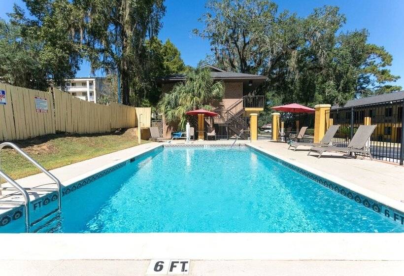 בית מלון כפרי Howard Johnson By Wyndham Tallahassee