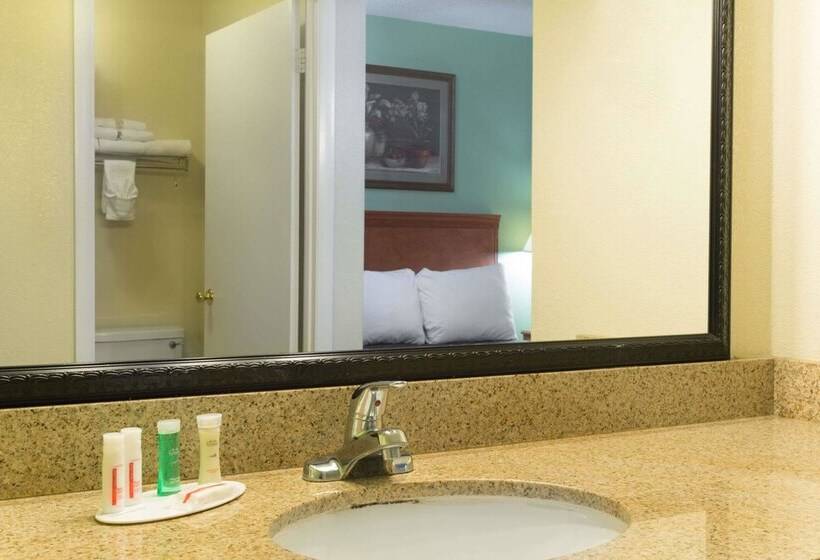 فندق Howard Johnson By Wyndham Tallahassee