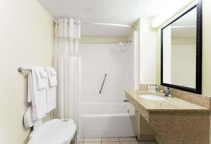 فندق Howard Johnson By Wyndham Tallahassee