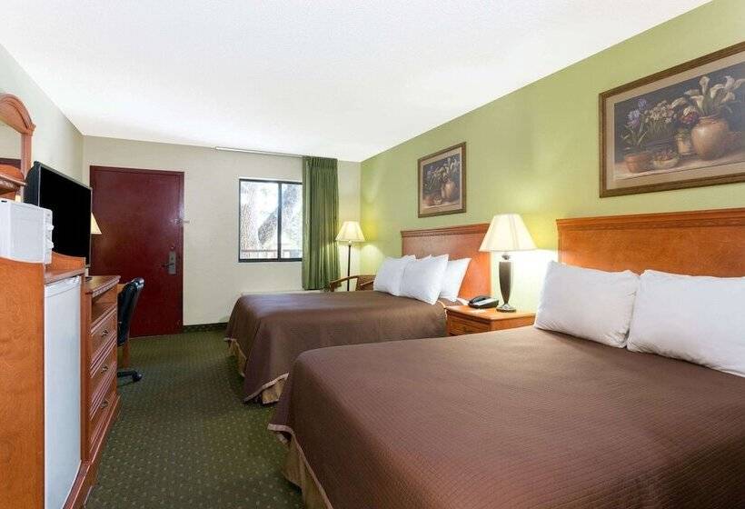 בית מלון כפרי Howard Johnson By Wyndham Tallahassee