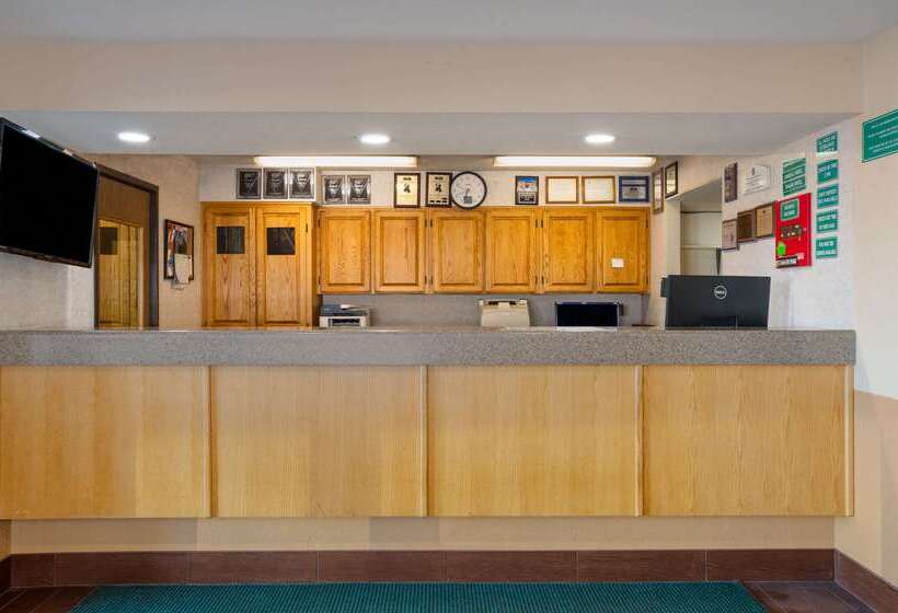 فندق Howard Johnson By Wyndham Williams