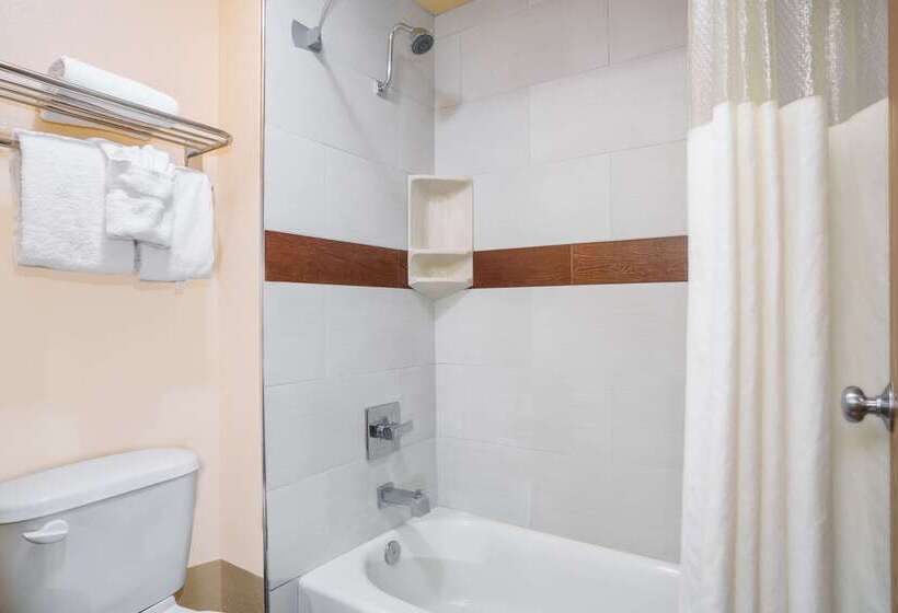 فندق Howard Johnson By Wyndham Williams