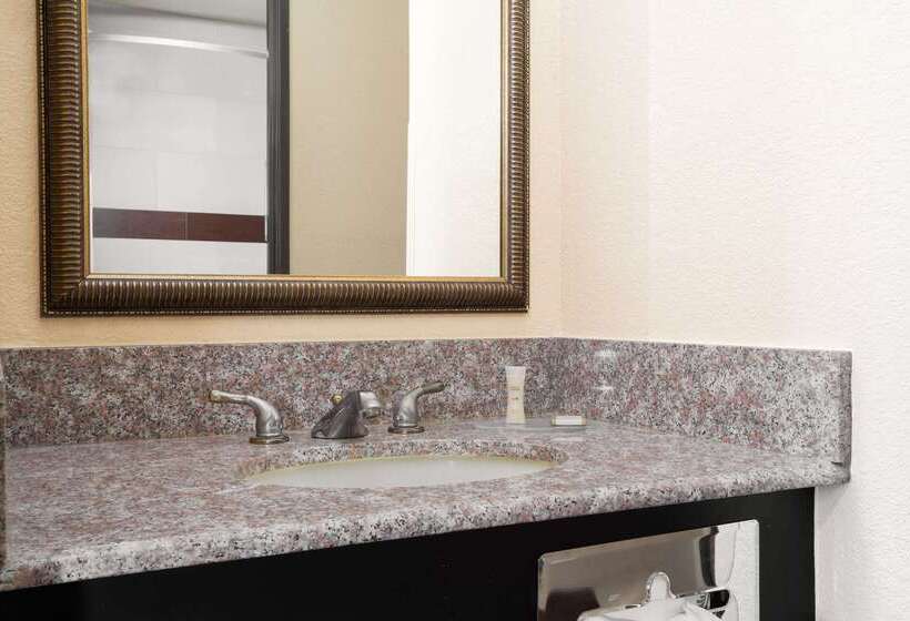 فندق Howard Johnson By Wyndham Williams