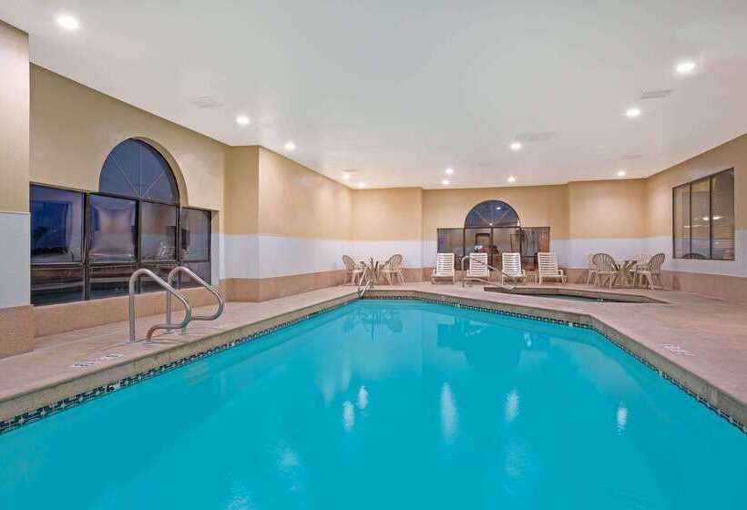 فندق Howard Johnson By Wyndham Williams