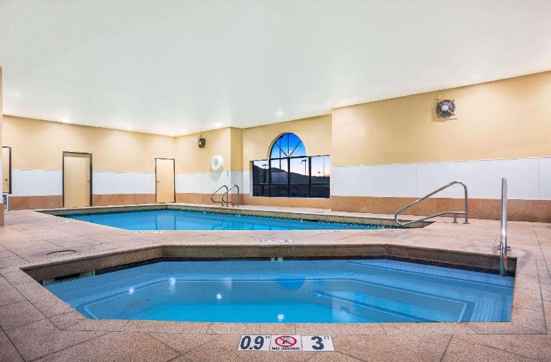 فندق Howard Johnson By Wyndham Williams