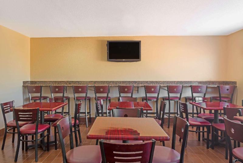 فندق Howard Johnson By Wyndham Williams