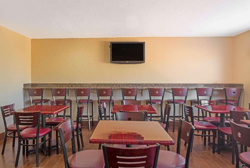 فندق Howard Johnson By Wyndham Williams