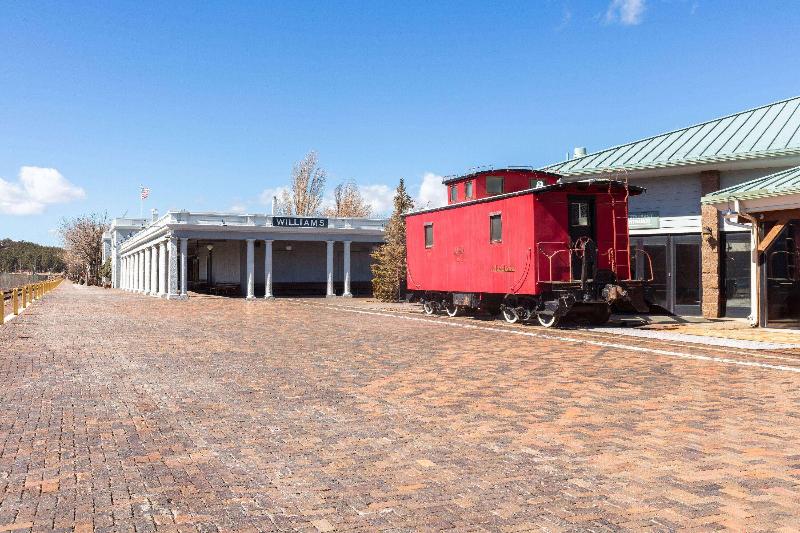 فندق Howard Johnson By Wyndham Williams