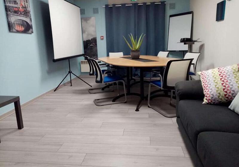 בית מלון כפרי Kyriad Genève St Genis Pouilly