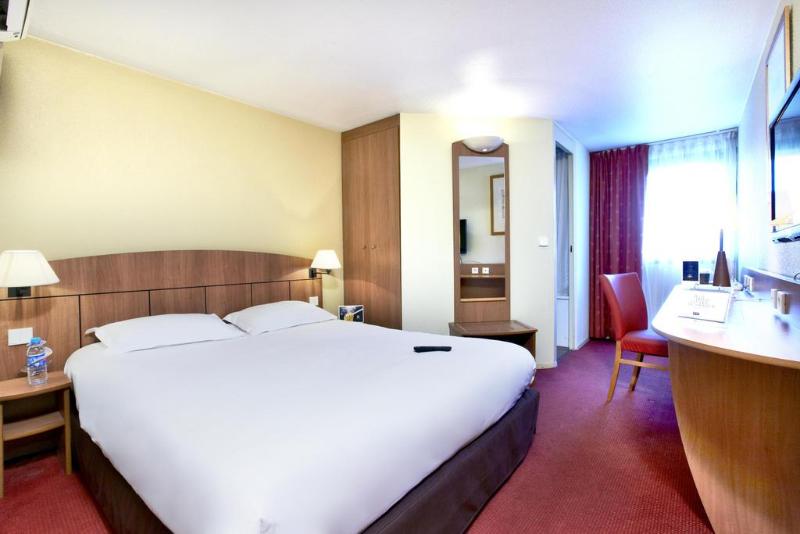 בית מלון כפרי Kyriad Genève St Genis Pouilly