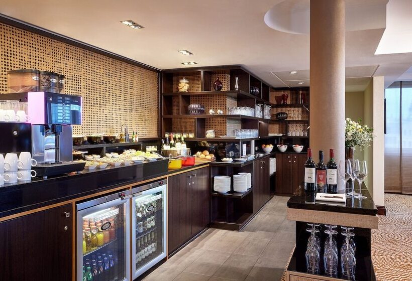 Отель Leipzig Marriott