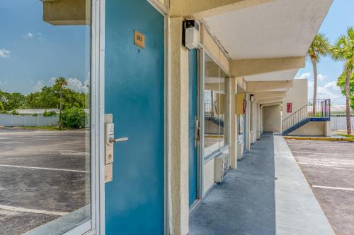 Отель Bayside Inn Pinellas Park  Clearwater