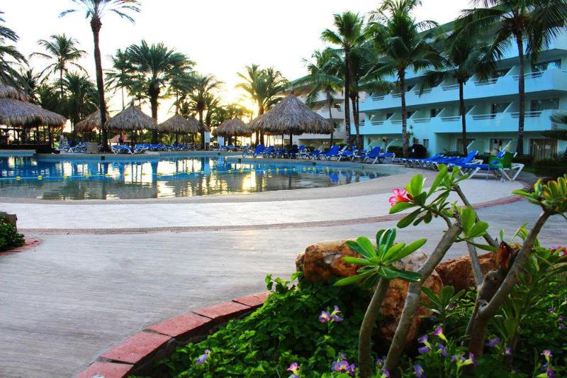 Отель Pueblo Caribe Beach Club