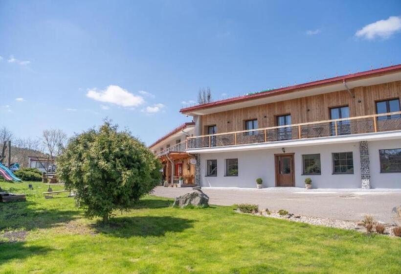 בית מלון כפרי Racek