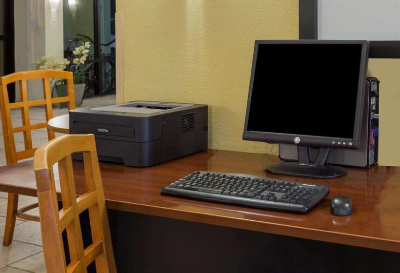 בית מלון כפרי Red Roof Inn Plus+ Neptune Beach  Jacksonville Beach