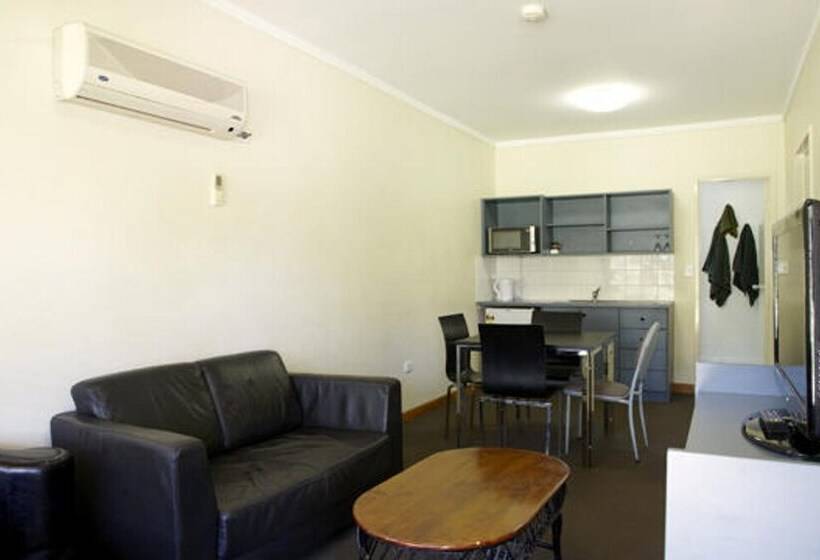 The Lodge Motel, Newman