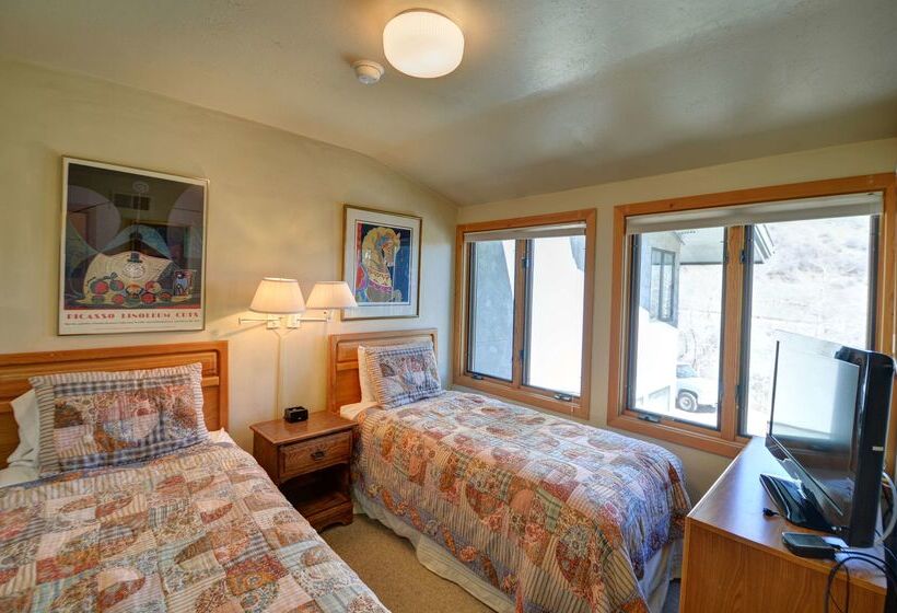 Отель Tamarack Townhomes Coraltree Residence Collection