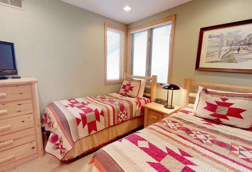 Отель Tamarack Townhomes Coraltree Residence Collection