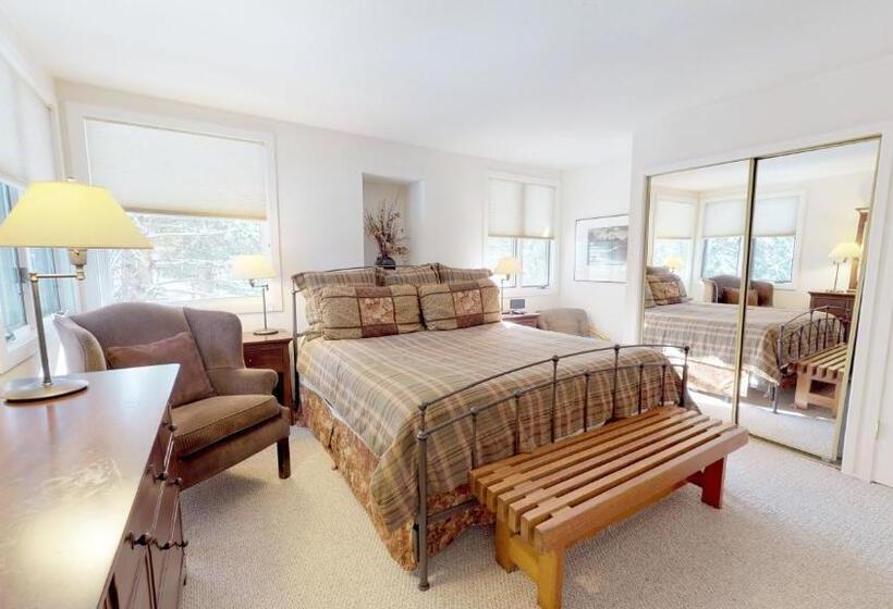 Отель Tamarack Townhomes Coraltree Residence Collection