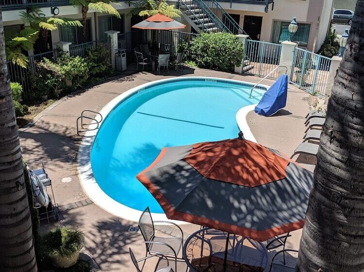 בית מלון כפרי Tarzana Inn