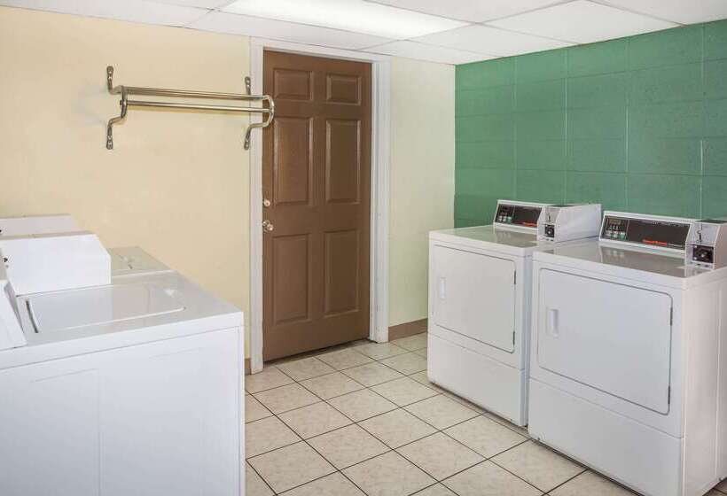 בית מלון כפרי Travelodge Fort Myers North