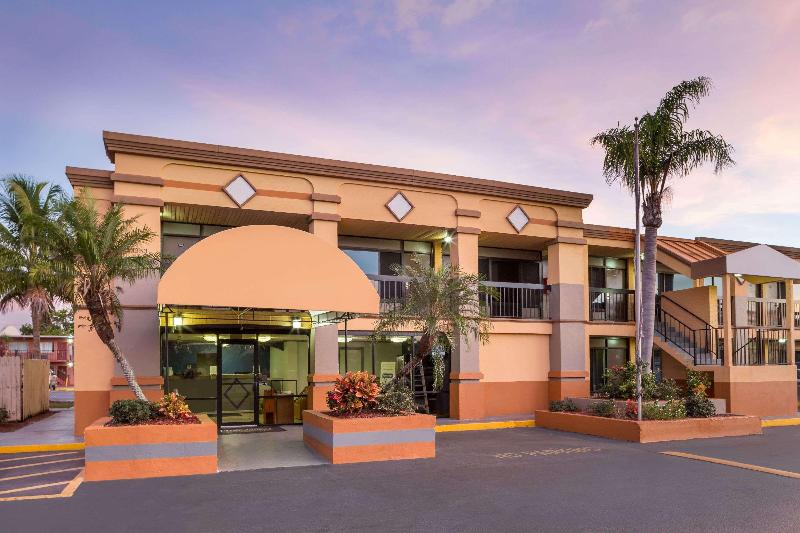 בית מלון כפרי Travelodge Fort Myers North