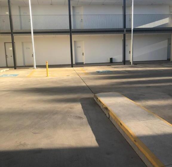 ホテル Young Federation Motor Inn And Services Club