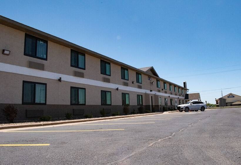 فندق على الطريق Super 8 By Wyndham Pratt