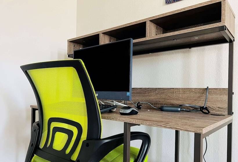 فندق على الطريق Super 8 By Wyndham Pratt