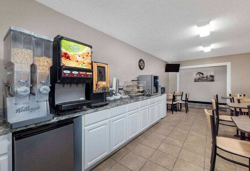 فندق على الطريق Super 8 By Wyndham Pratt