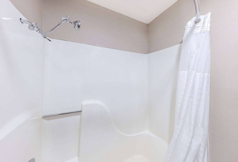 فندق على الطريق Super 8 By Wyndham Pratt