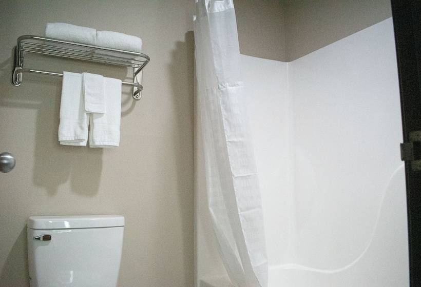 فندق على الطريق Super 8 By Wyndham Pratt