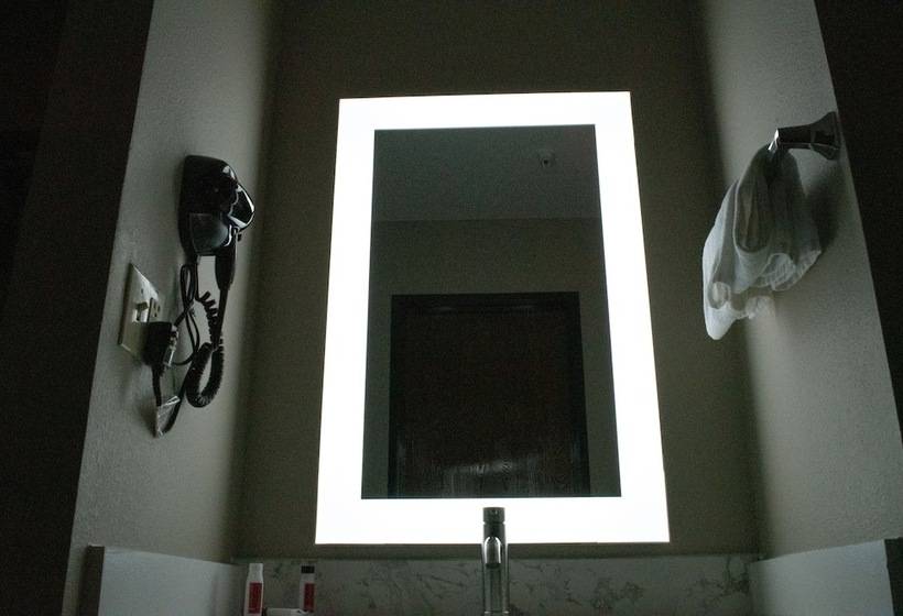 فندق على الطريق Super 8 By Wyndham Pratt