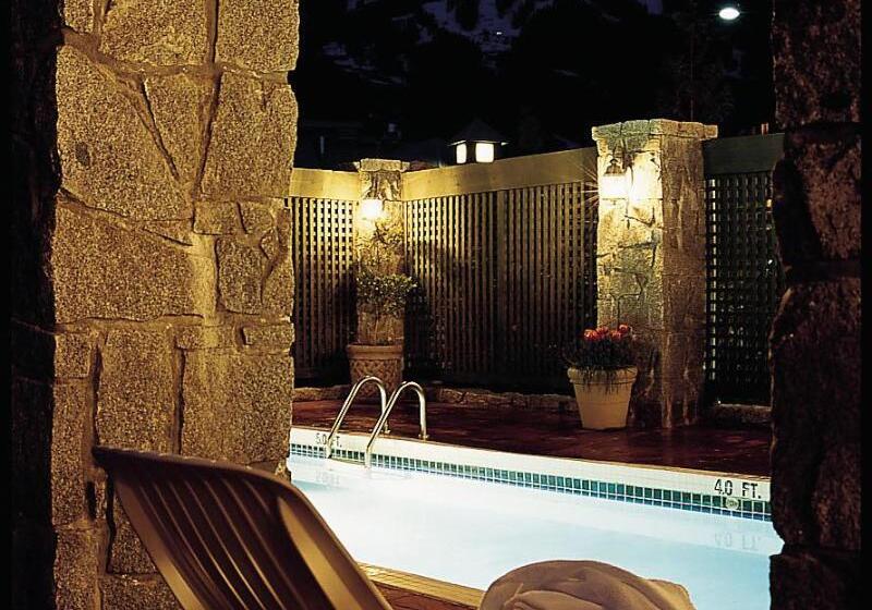 Pinnacle Hotel Whistler