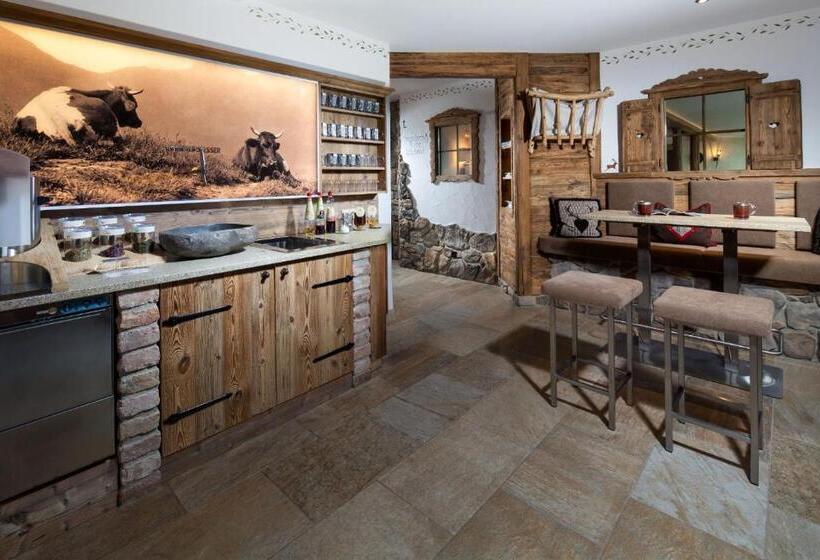 Alm  & Wellnesshotel Alpenhof