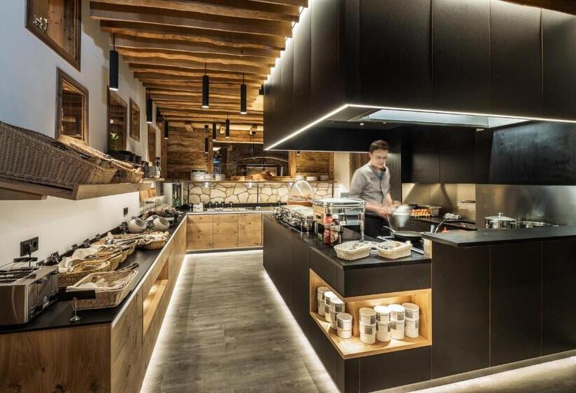 Alm  & Wellnesshotel Alpenhof