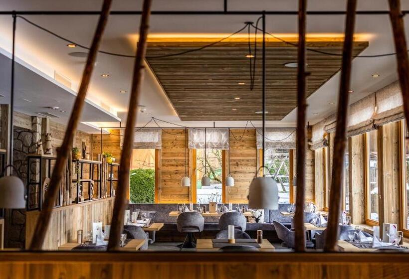 Alm  & Wellnesshotel Alpenhof