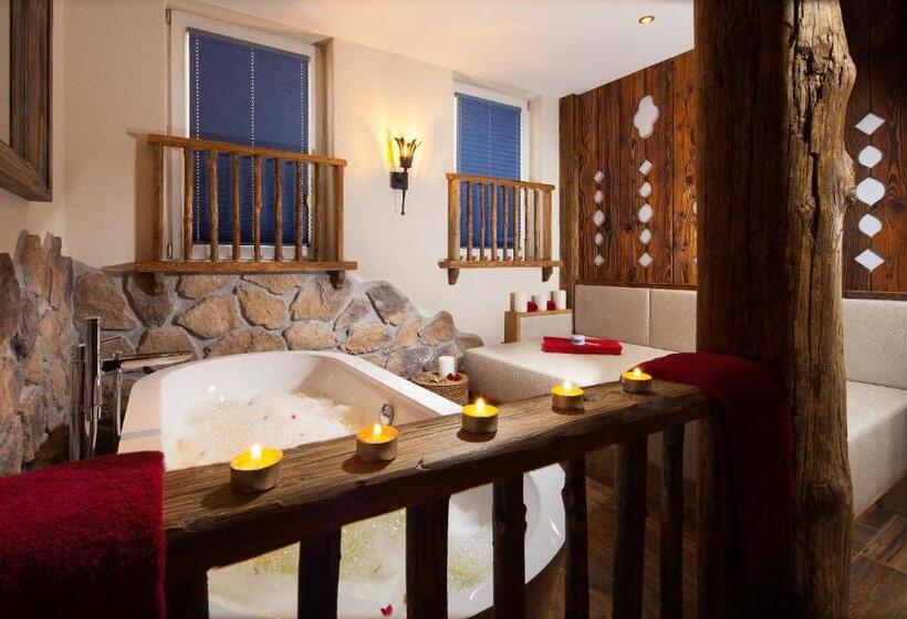 Alm  & Wellnesshotel Alpenhof