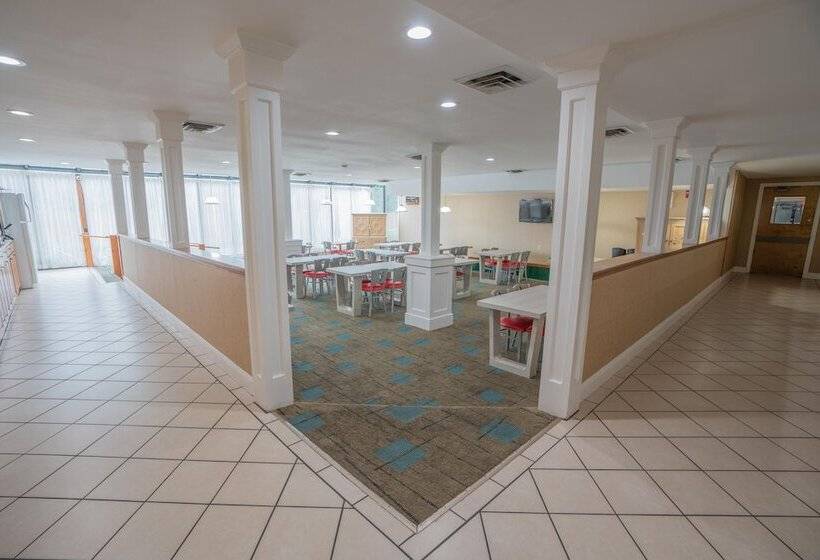 ホテル Ambassador Inn And Suites