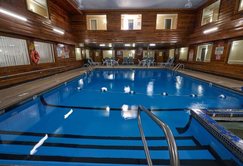 هتل Ambassador Inn And Suites