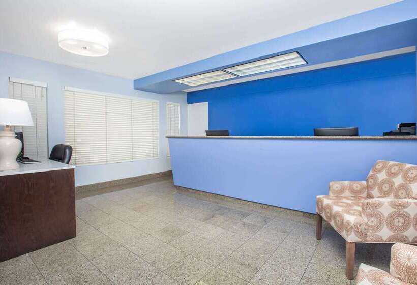 בית מלון כפרי Baymont By Wyndham San Diego Downtown