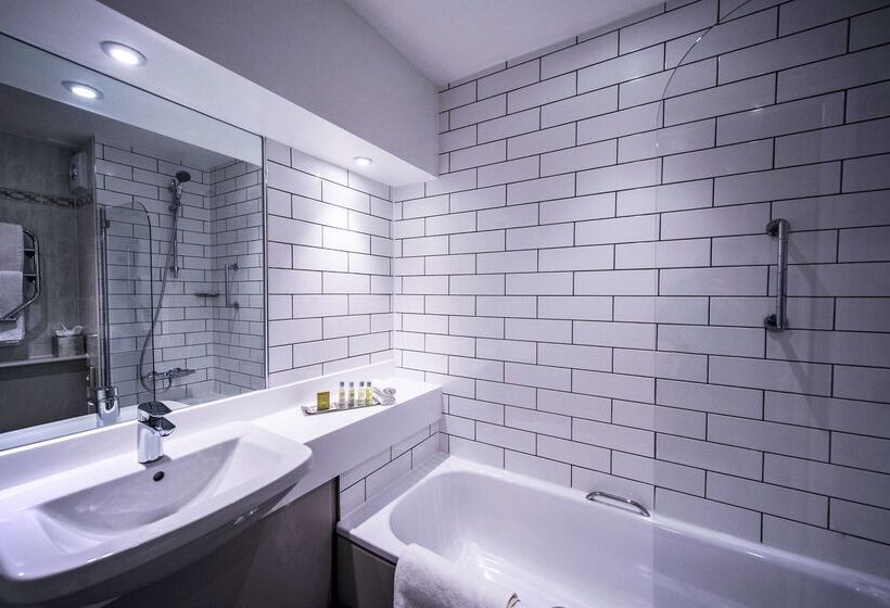 فندق Doubletree By Hilton Cheltenham Cotswolds