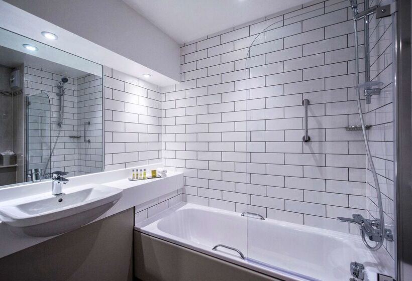 فندق Doubletree By Hilton Cheltenham Cotswolds