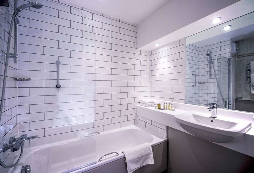 فندق Doubletree By Hilton Cheltenham Cotswolds