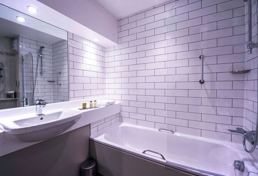 فندق Doubletree By Hilton Cheltenham Cotswolds