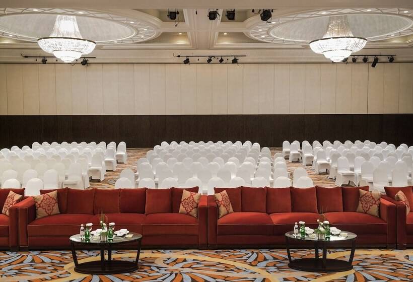 هتل Mövenpick Grand Al Bustan